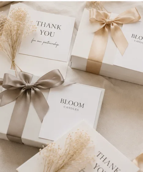 Thank-You Karten und Bloom Candles Geschenkboxen mit Seidenband